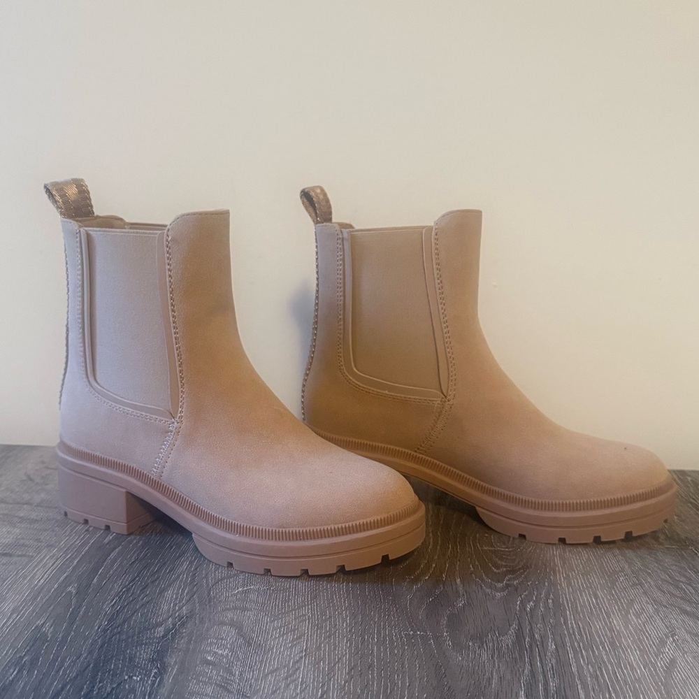 Chelsea boots. Women’s size 7.5
